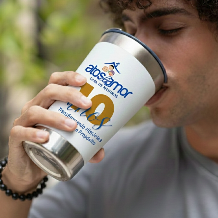 Caneca Térmica Comemorativa – 10 Anos da Casa de Meninos Atos de Amor