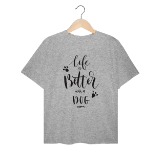Camiseta Plus Size Life is Better With a Dog