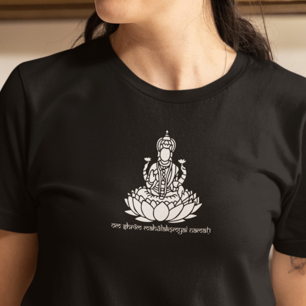 Camiseta de Yoga – Lakshmi Shakti Prosperidade Divina Tradicional