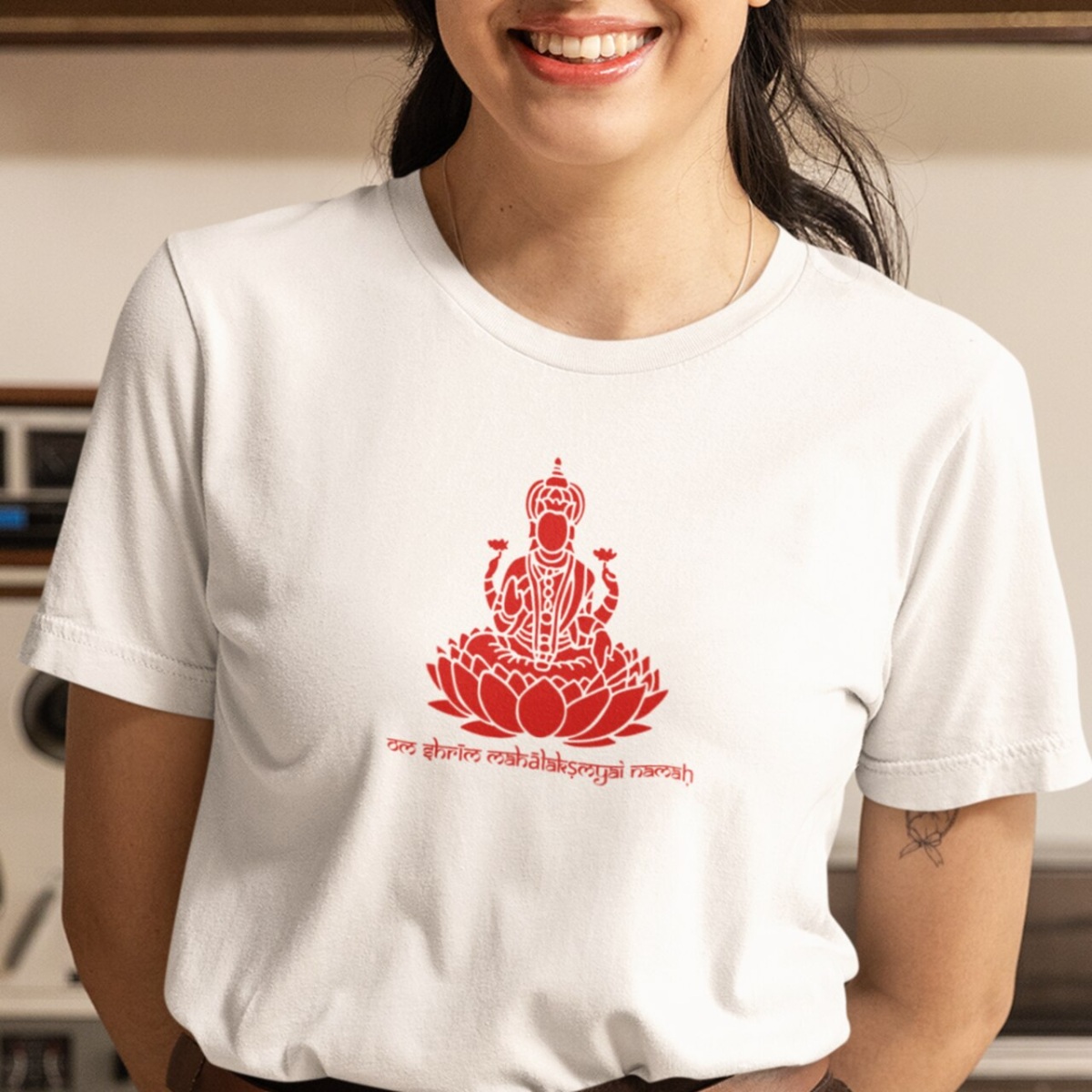 Nome do produto: Camiseta de Yoga – Lakshmi Shakti Prosperidade Divina Tradicional