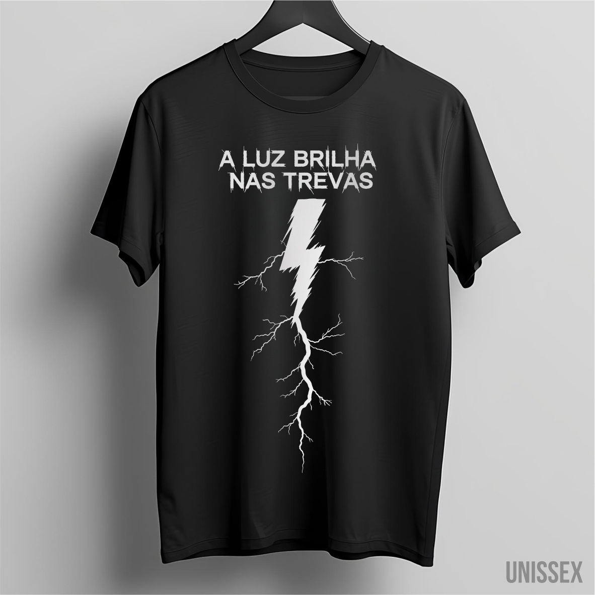 Camiseta Unissex - A Luz Brilha nas Trevas