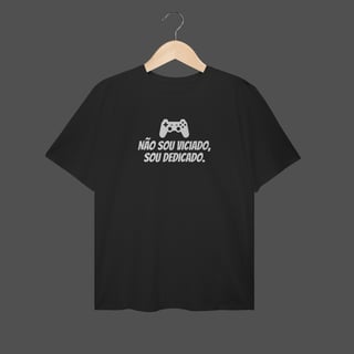Camiseta Plus Size | Não sou viciado, sou dedicado.