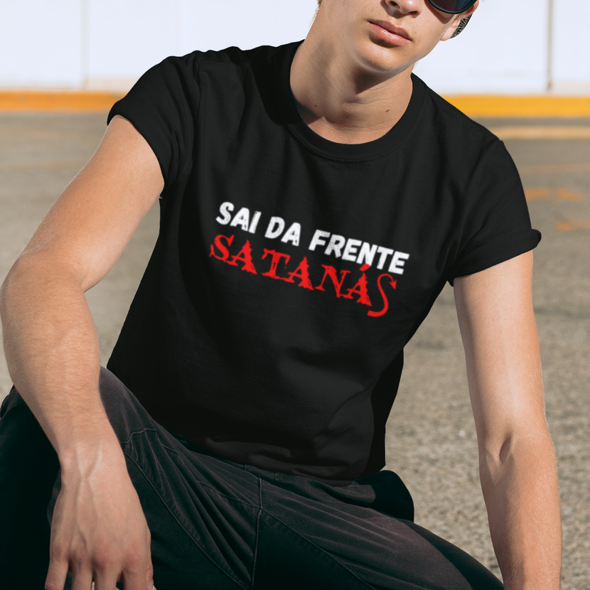 Camiseta Unissex: Sai da Frente Satanás, 100 % Algodão na cor preta