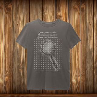 T-Shirt Estonada - QUEM PROCURA ACHA