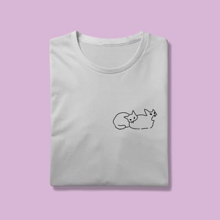 Camiseta 100% Algodão - Gatinho Mordendo Minimalista