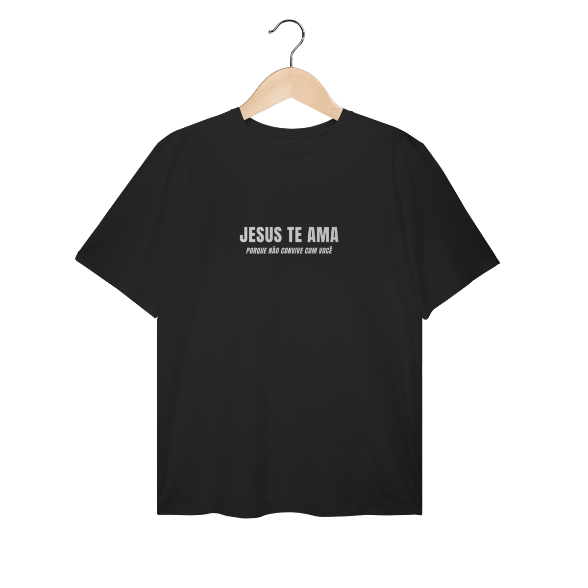 Nome do produto: Camiseta Plus Size Minimalista com Frase “Jesus te ama (porque não convive com você)” – T-Shirt Autoral
