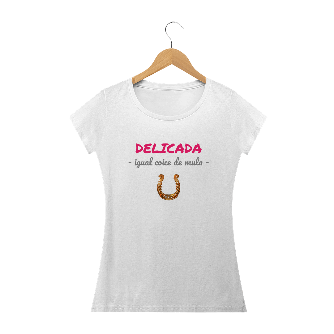 Nome do produto: Camiseta Baby Long Quality Estampa Frase - DELICADA igual coice de mula