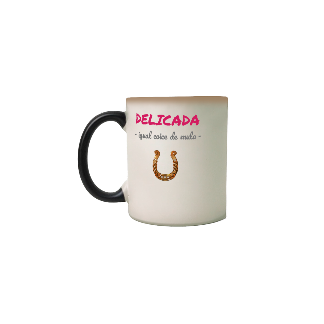 Nome do produto: Caneca Mágica Feminina Estampa Frase - DELICADA igual coice de mula
