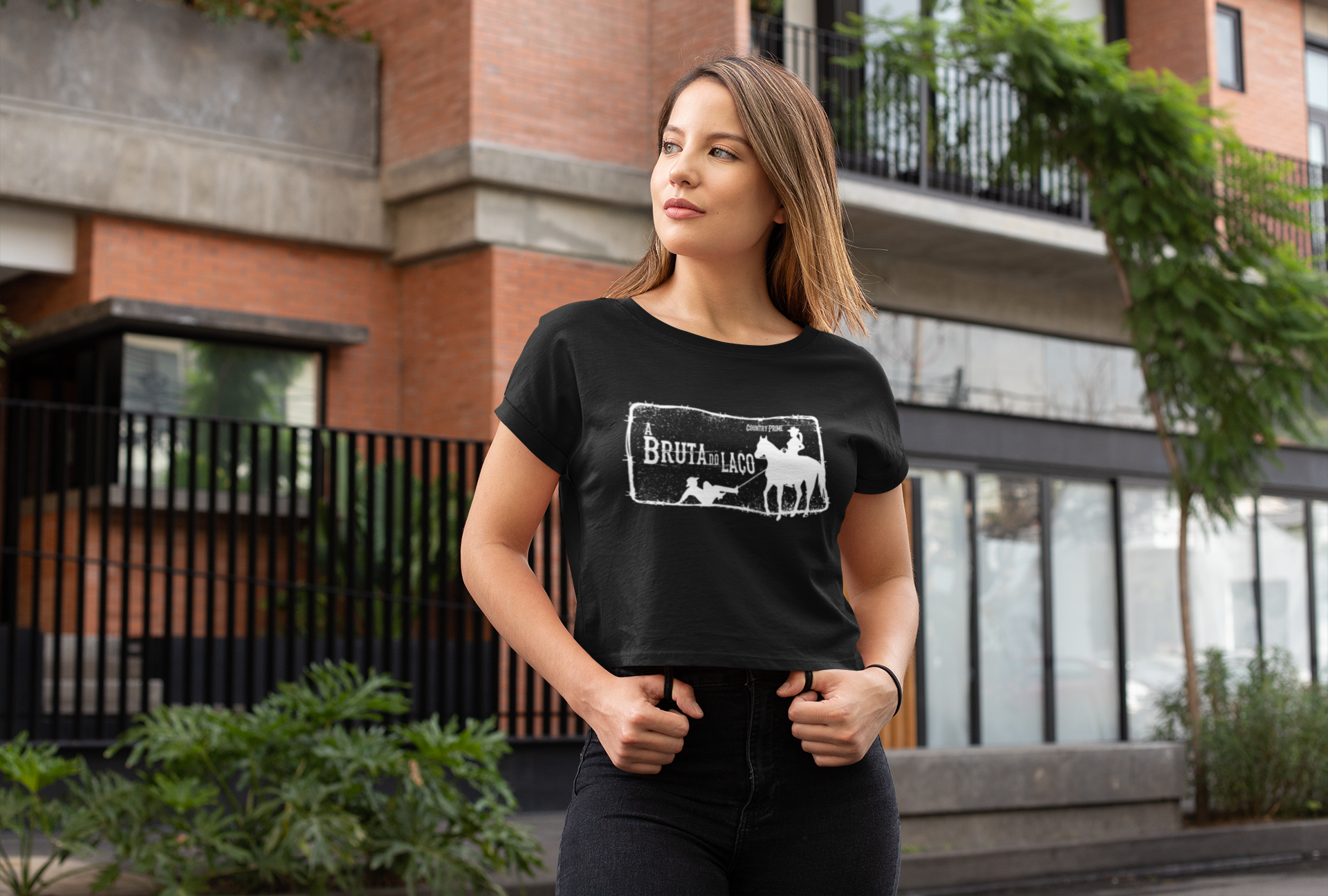 Nome do produto: Blusa Cropped Preta A Bruta do Laço - Mulher