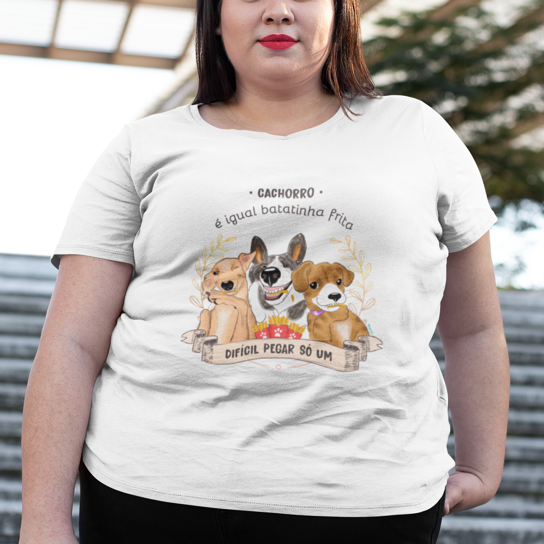 Nome do produto: Camiseta Plus Size  Cachorro é Igual Fritas Branca
