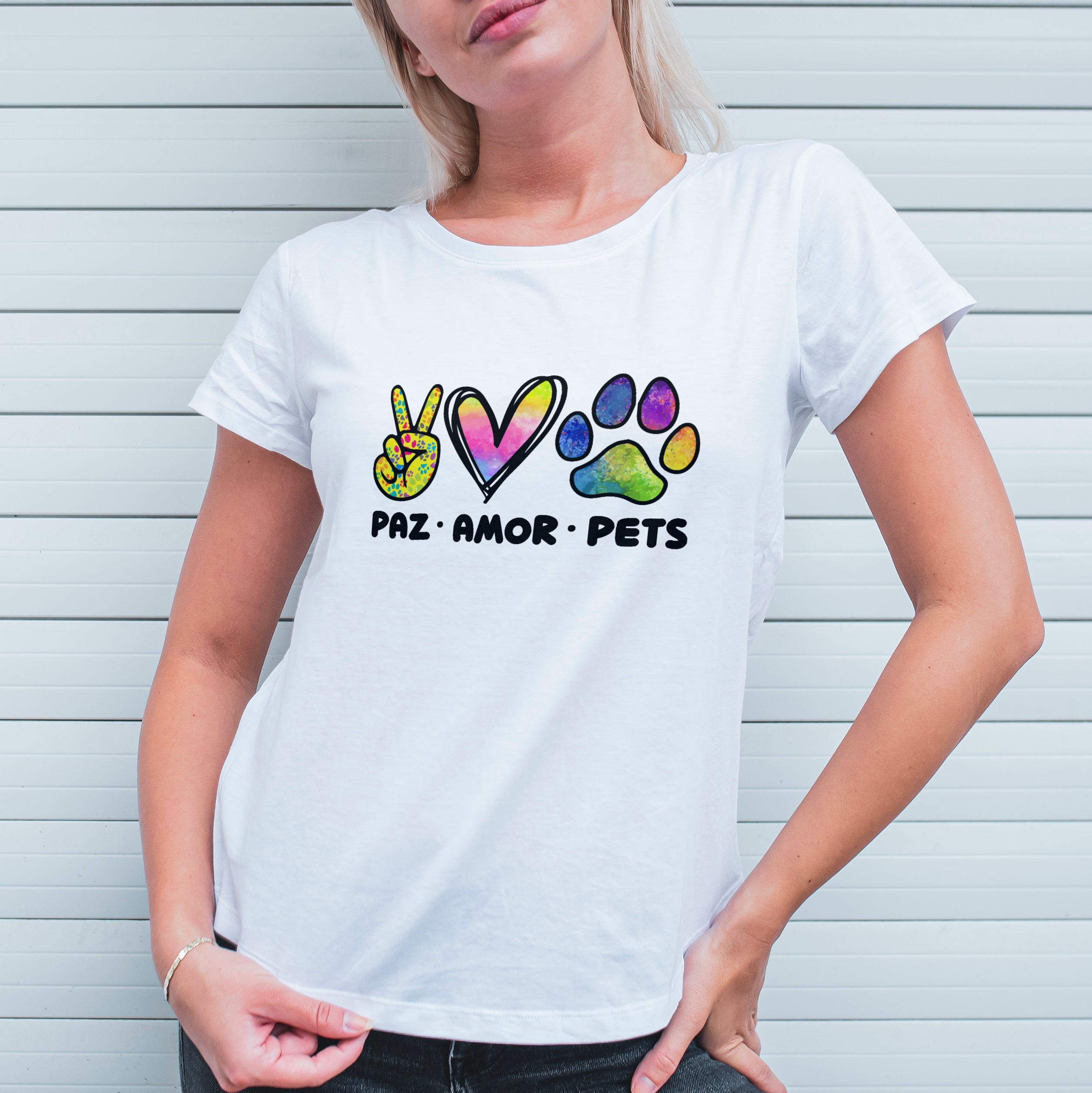 Nome do produto: Camiseta Feminina Paz Amor e Pets