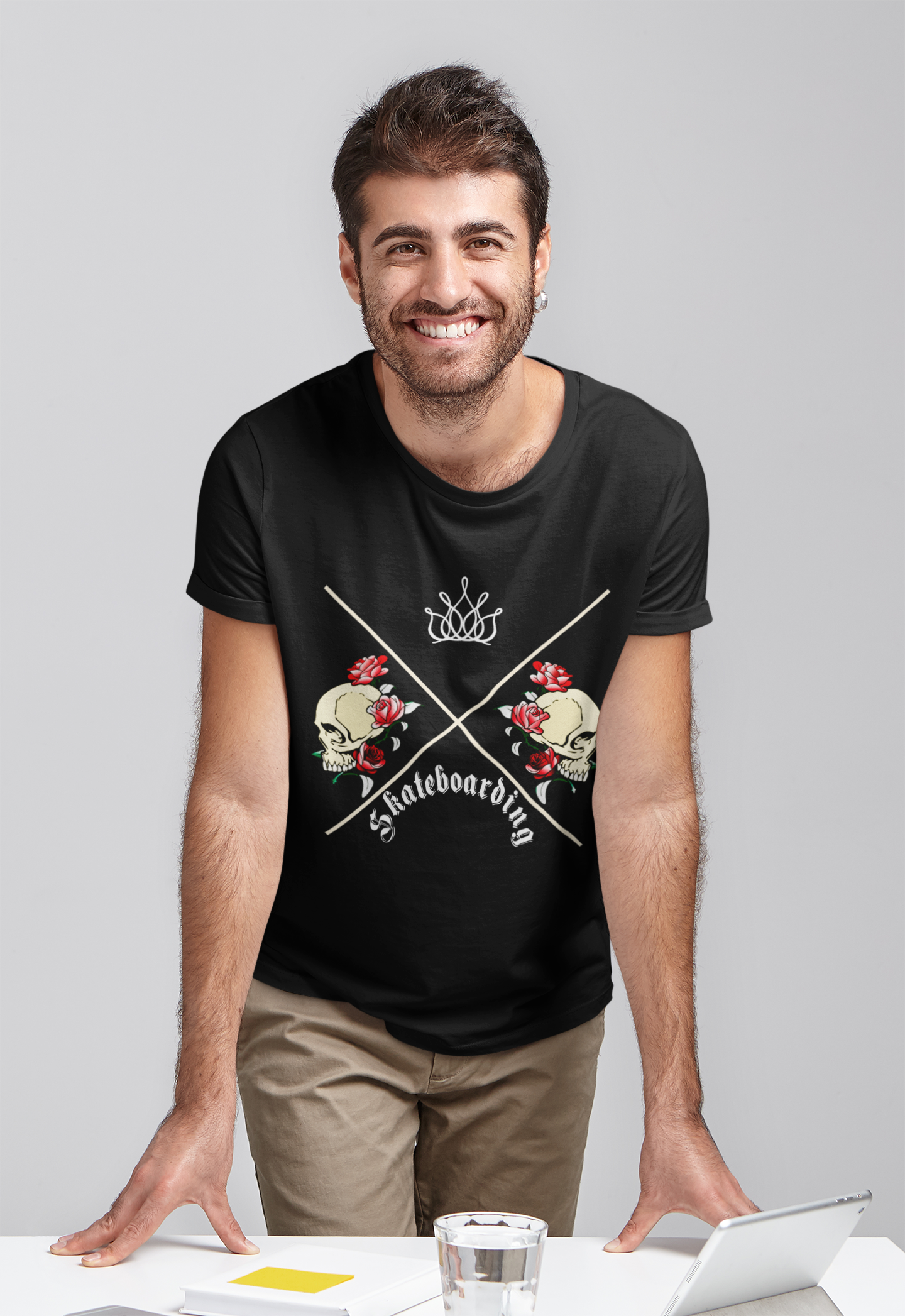 Nome do produto: Camiseta Skateboarding Caveiras & Rosas