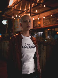Camiseta Feminina Buteco - É muito game over para uma vida