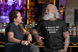 Camiseta Masculina Buteco - O Brasil me obriga a beber