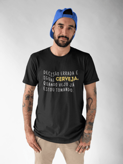 Camiseta Masculina Buteco - Decisão errada é igual cerveja, quando vejo já estou tomando.