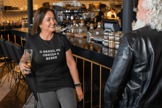 Camiseta Feminina Buteco - O Brasil me obriga a beber