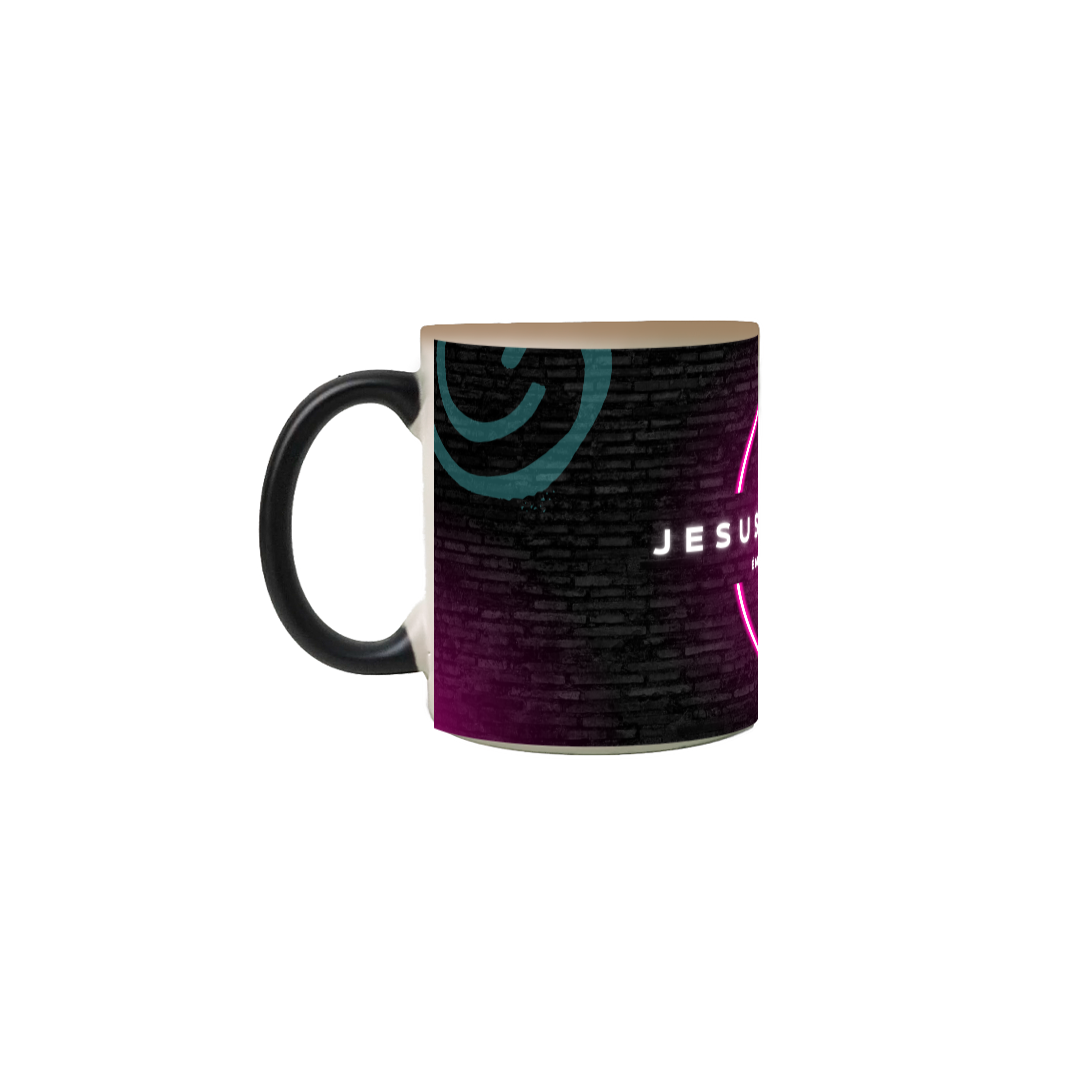 Nome do produto: Caneca Mágica  Jesus com Detalhes em Neon