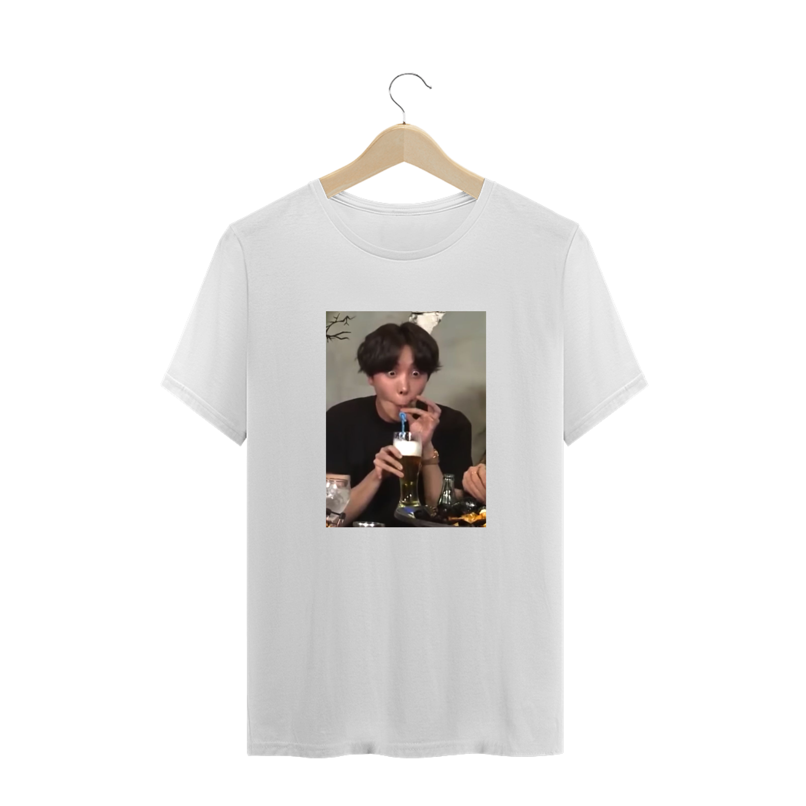 Nome do produto: Camiseta Plus Size - J-Hope de Canudinho - BTS