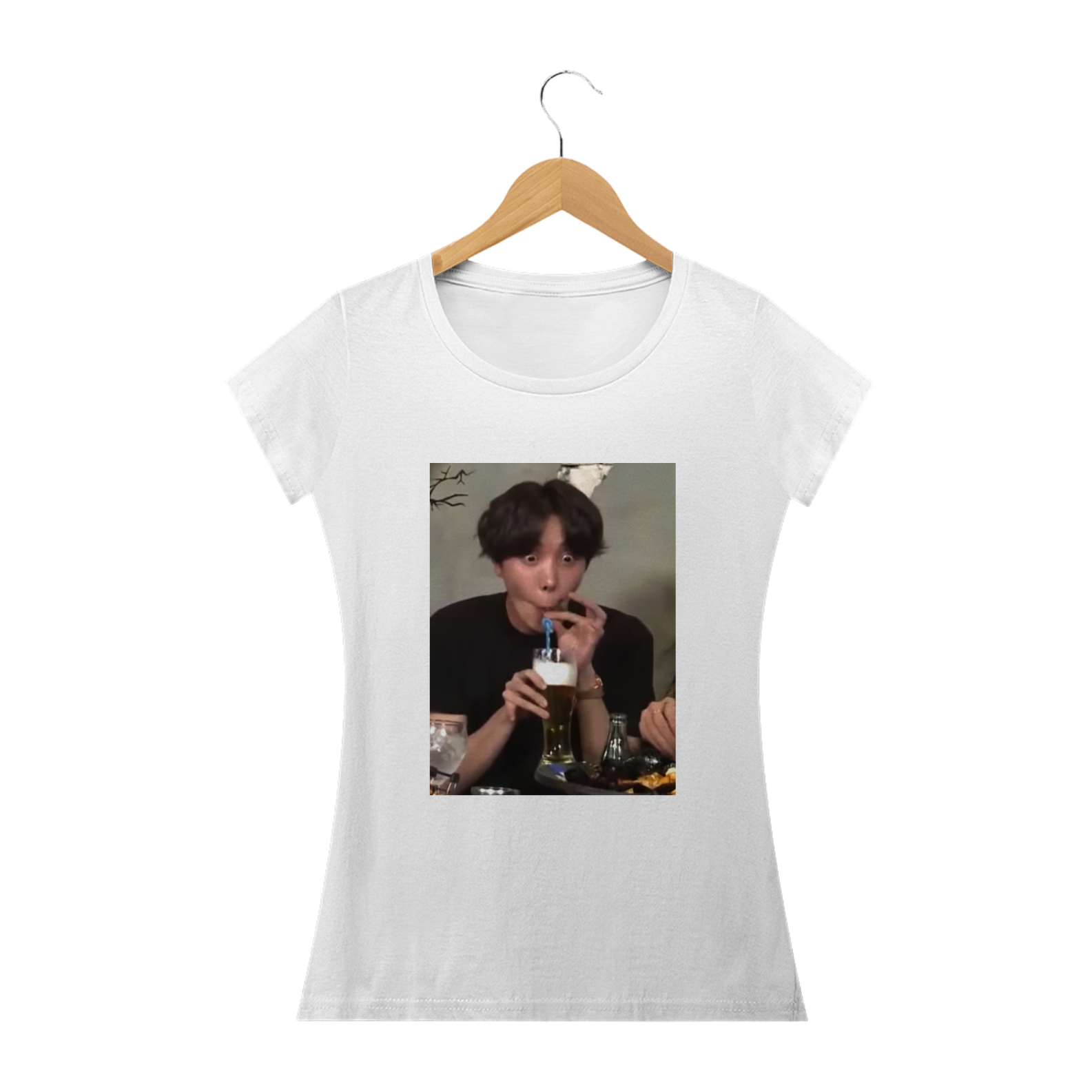 Nome do produto: Camiseta Babylook - J-Hope de Canudinho - BTS