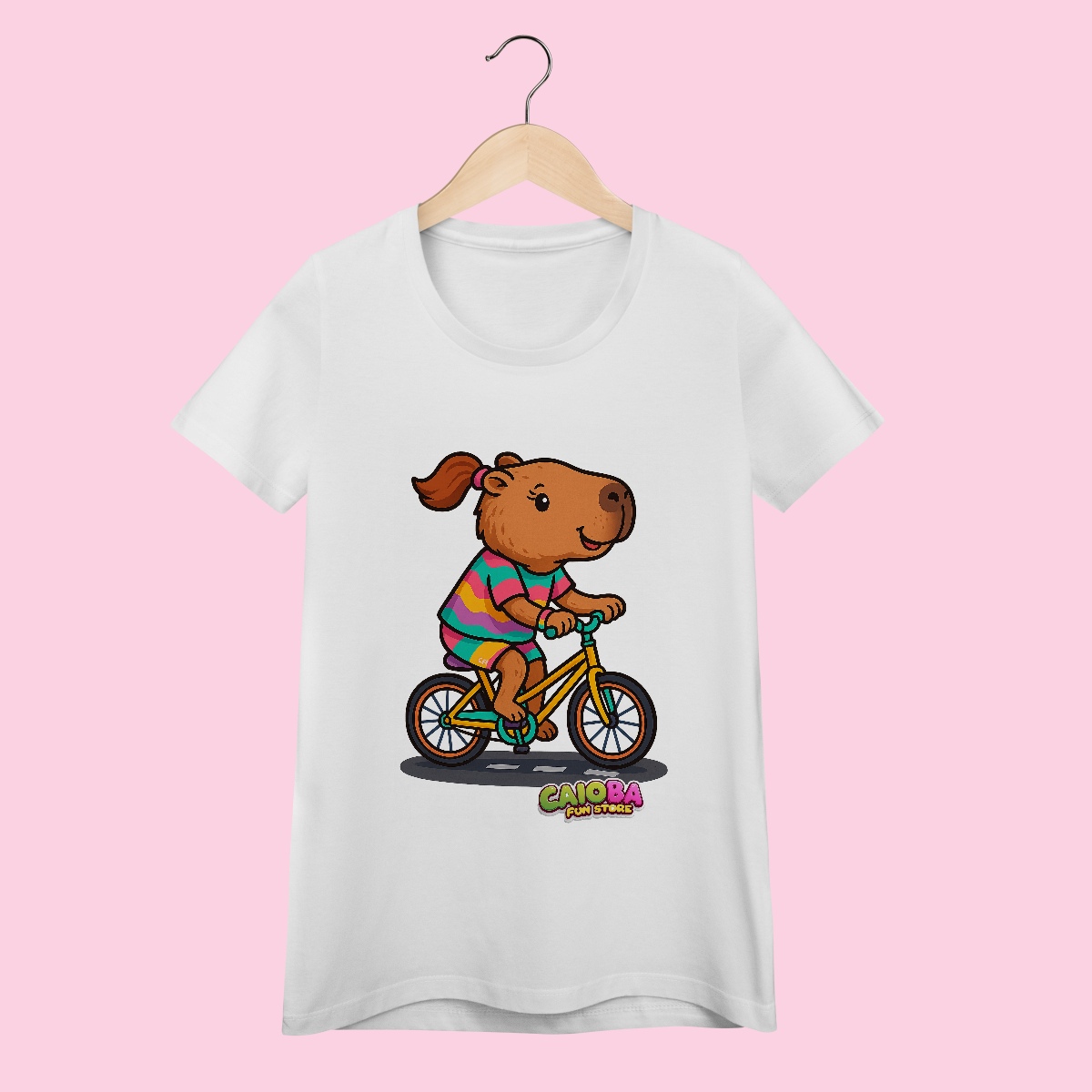 Camiseta Feminina Adulto Capivara Menina de Bicicleta – 100% Algodão | Coleção Reino Capivara do Caioba