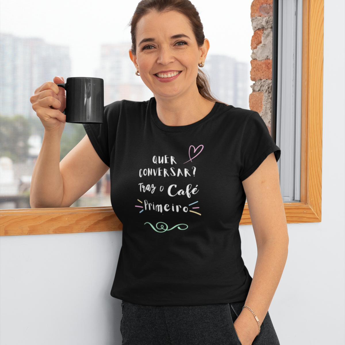Camiseta Unissex: Quer conversar? Traz o Café Primeiro, 