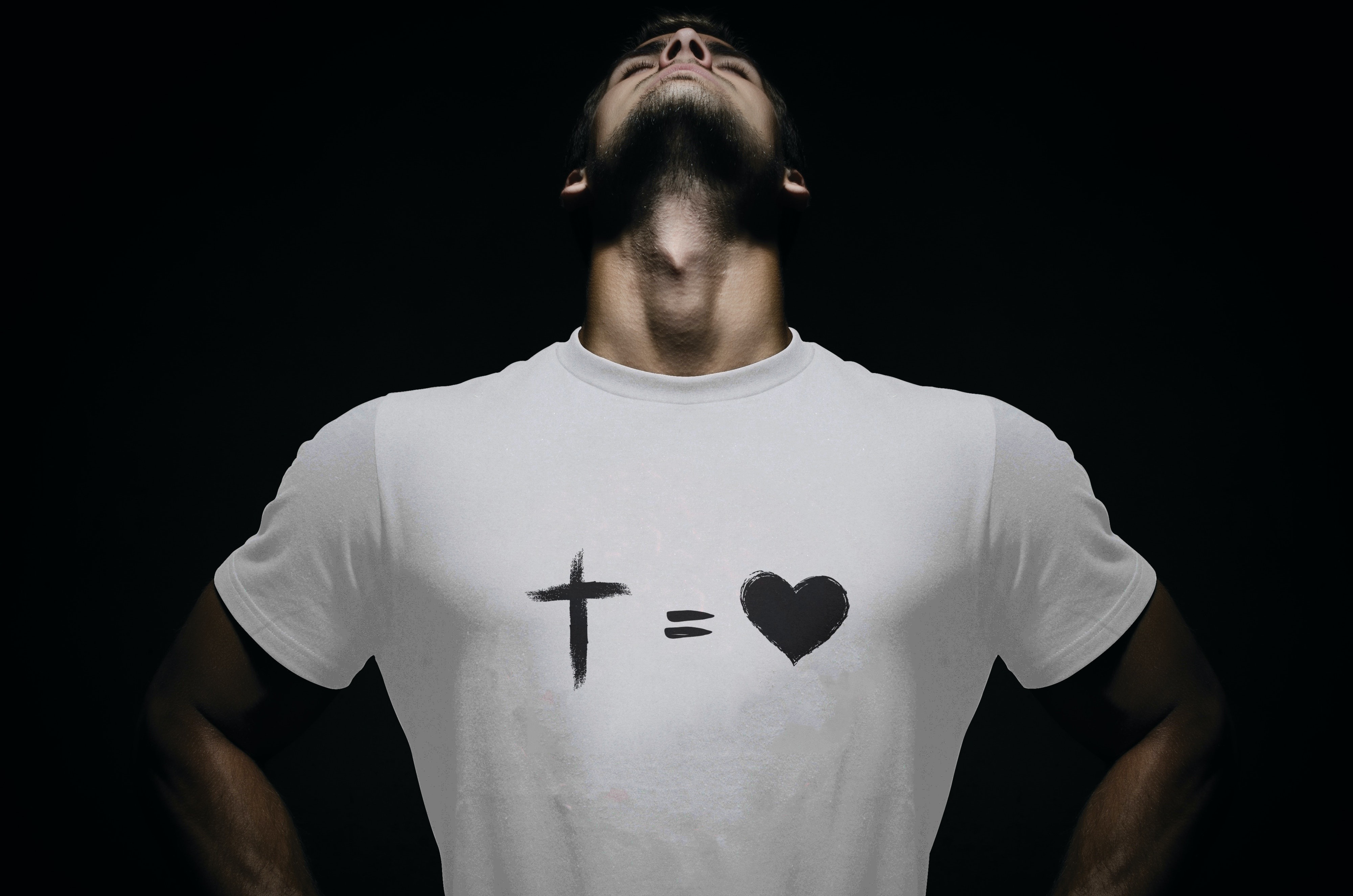 Nome do produto: Camisa unissex cruz = coração (estampa preta)