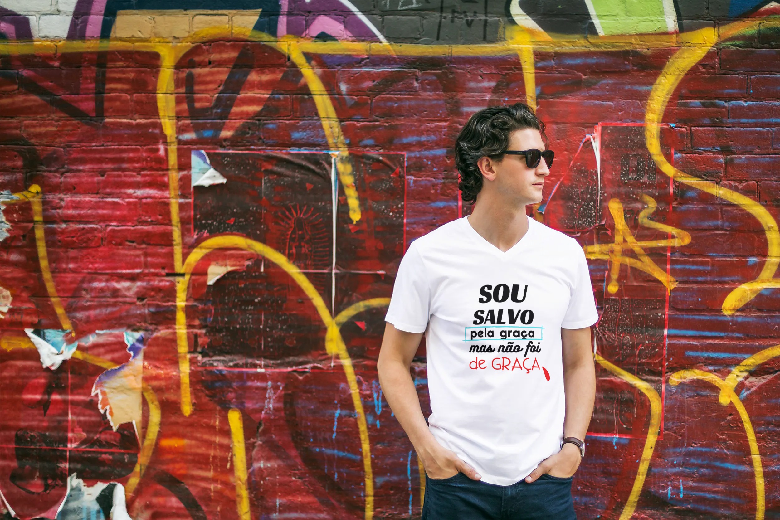 Nome do produto: Camisa unissex ´´sou salvo pela graça mas não foi de graça´´ (arte preta)