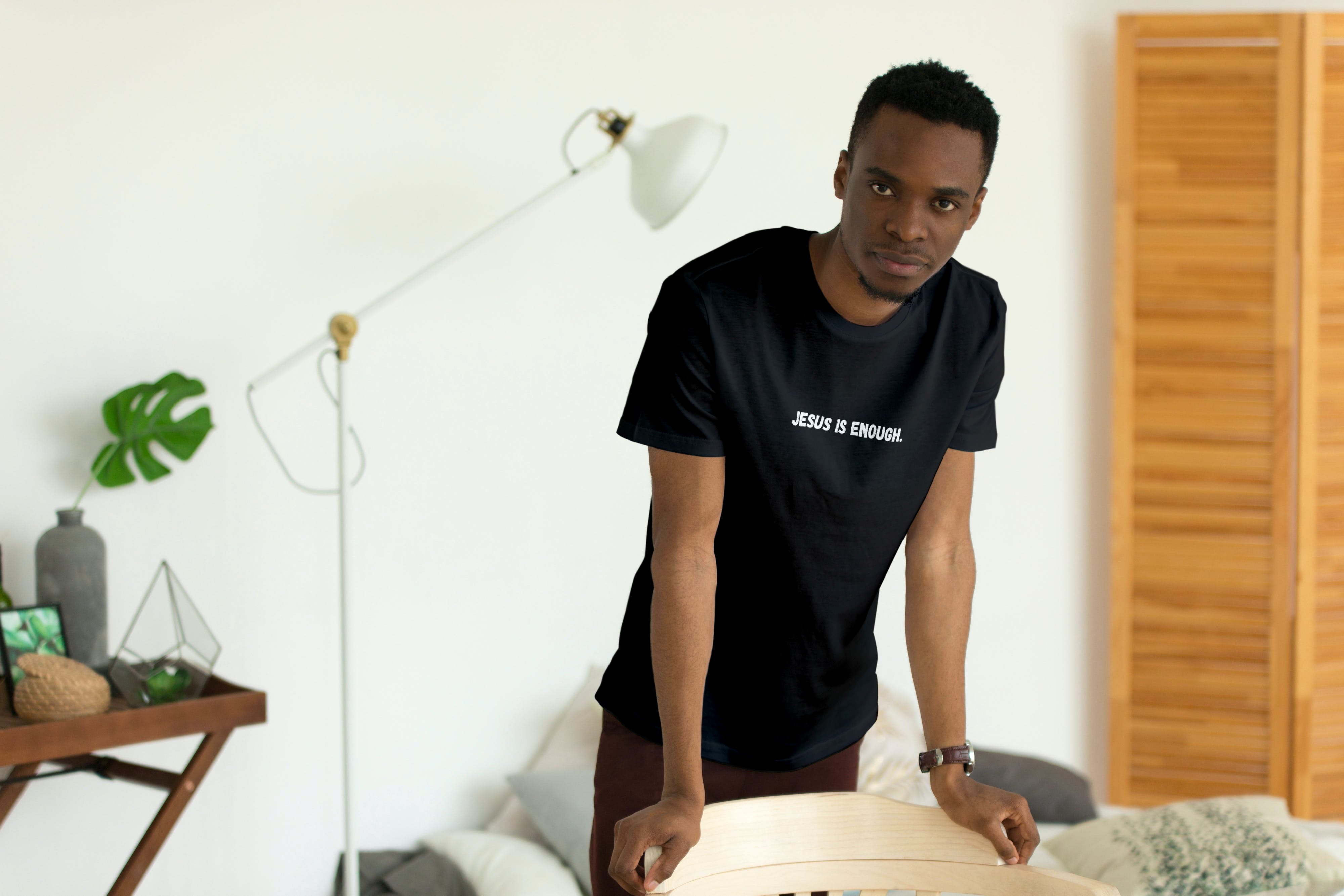 Nome do produto: Camisa unissex ´´Jesus is enough´´