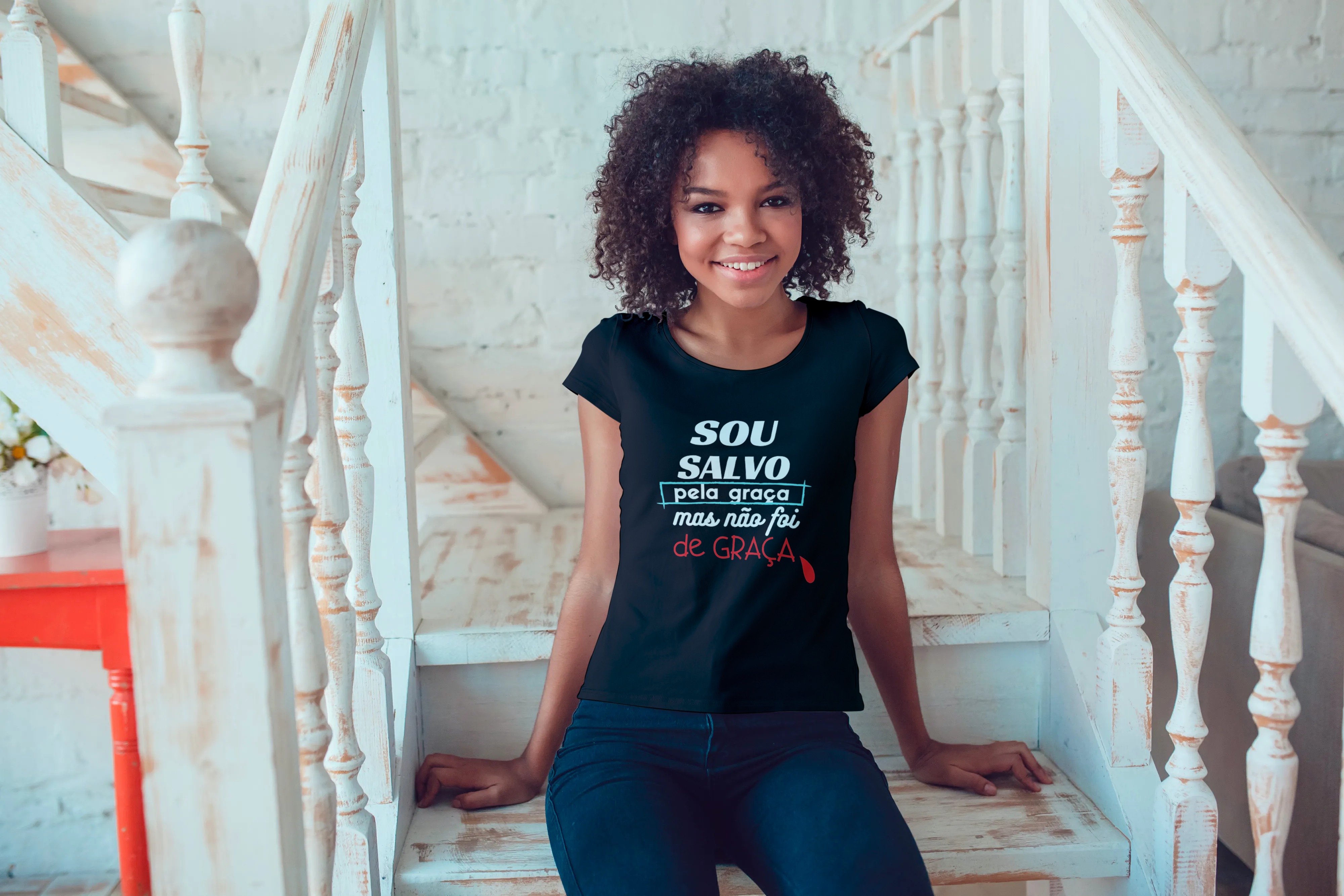 Nome do produto: Camisa unissex ´´sou salvo pela graça mas não foi de graça´´