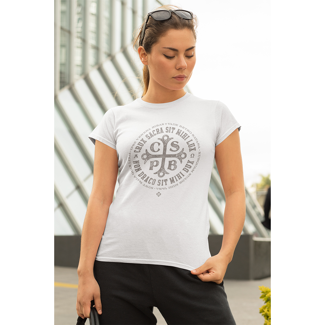 Nome do produto: Camiseta Feminina Cruz de São Bento 2