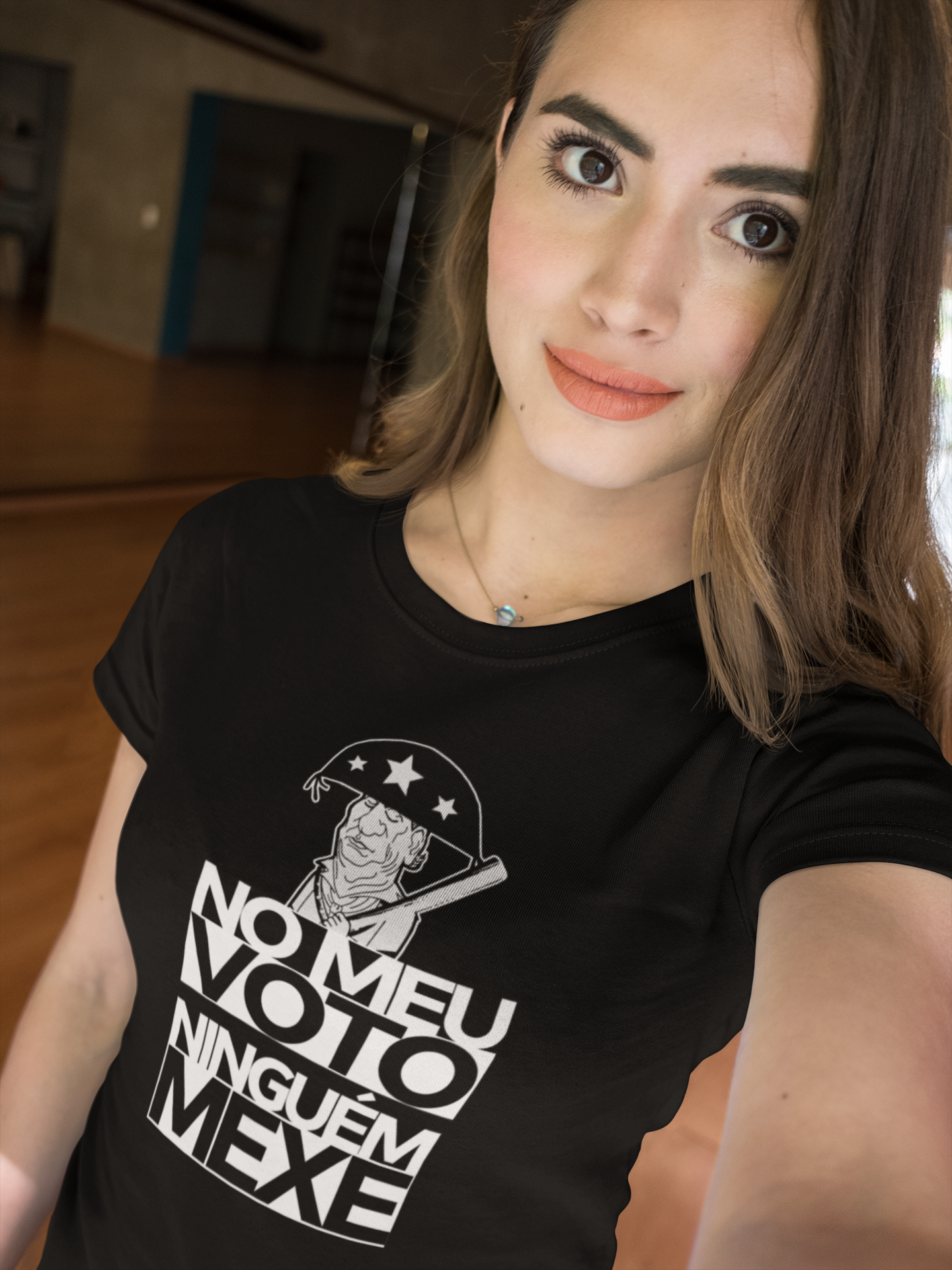 Nome do produto: Camiseta Feminina No meu voto ninguém mexe