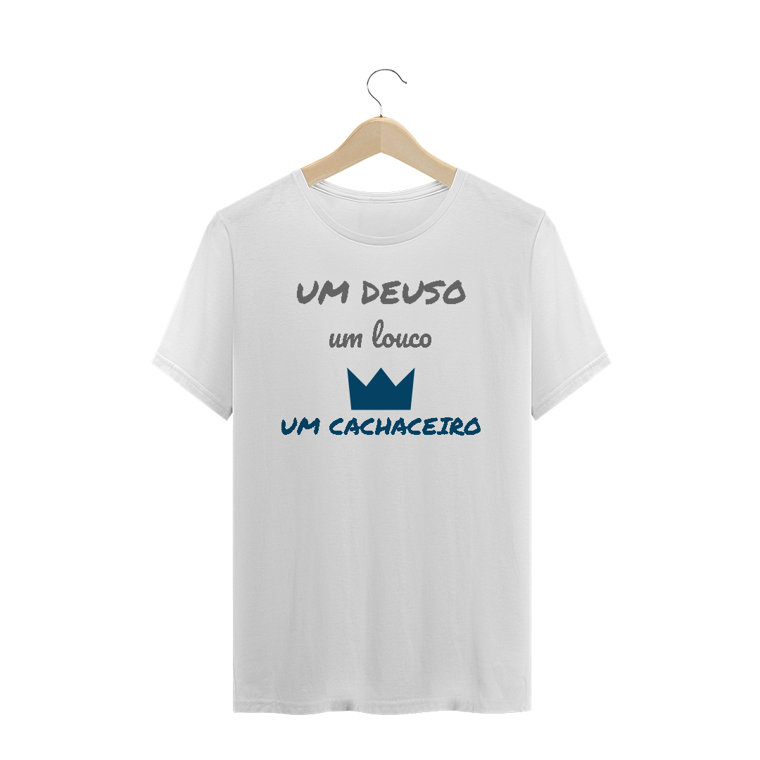 Nome do produto: Camiseta Quality Estampa Frase - Um Deuso, Um Louco, um cachaceiro