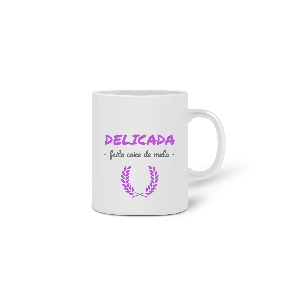 Nome do produto: Caneca Cerâmica Estampa Frase  - DELICADA FEITO COICE DE MULA