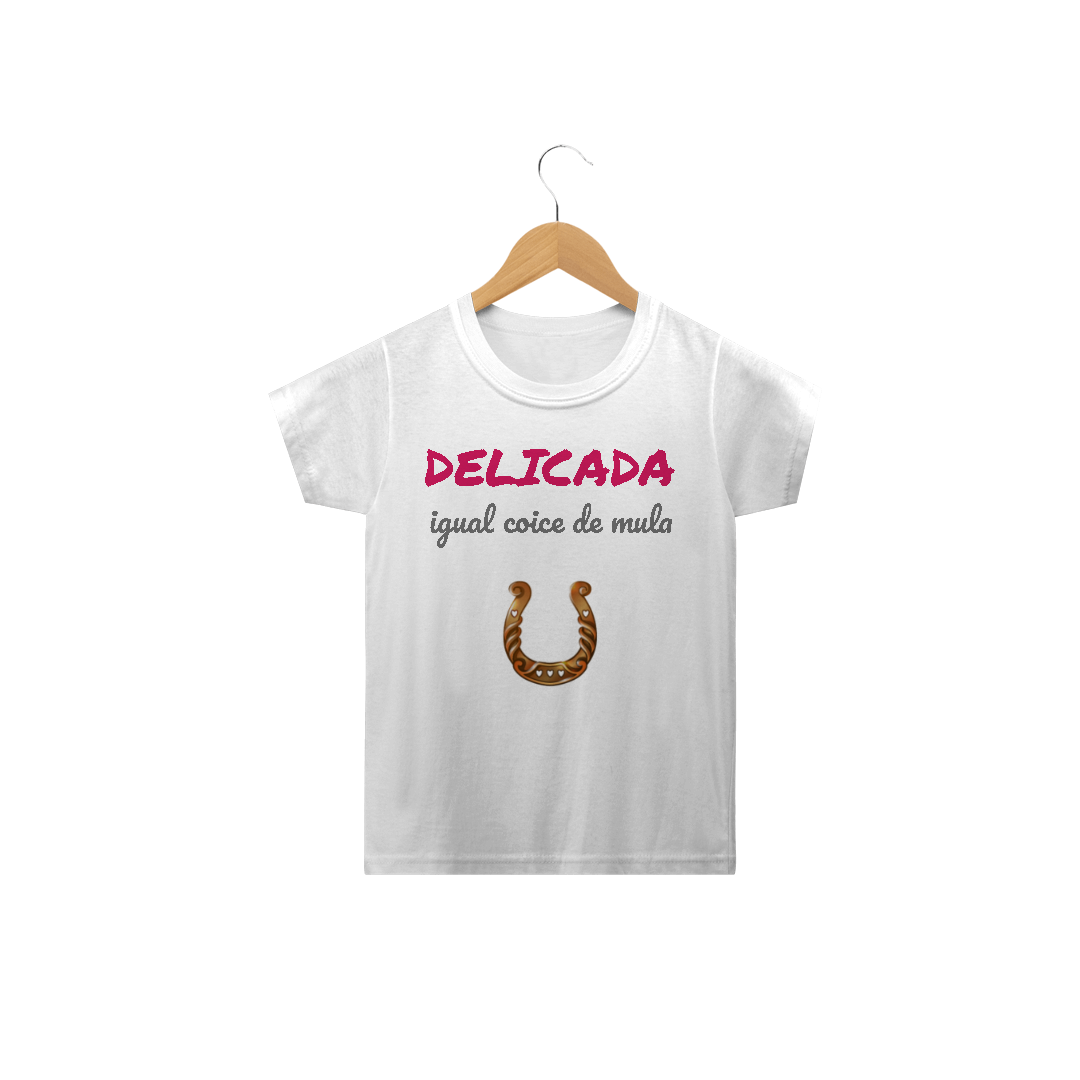Nome do produto: Camiseta Classic Infantil Feminino Estampa Frase - Delicada igual coice de mula