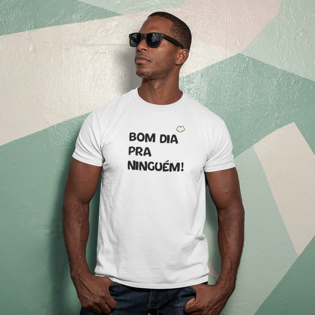 Nome do produto: T-SHIRT BOM DIA PRA NINGUÉM