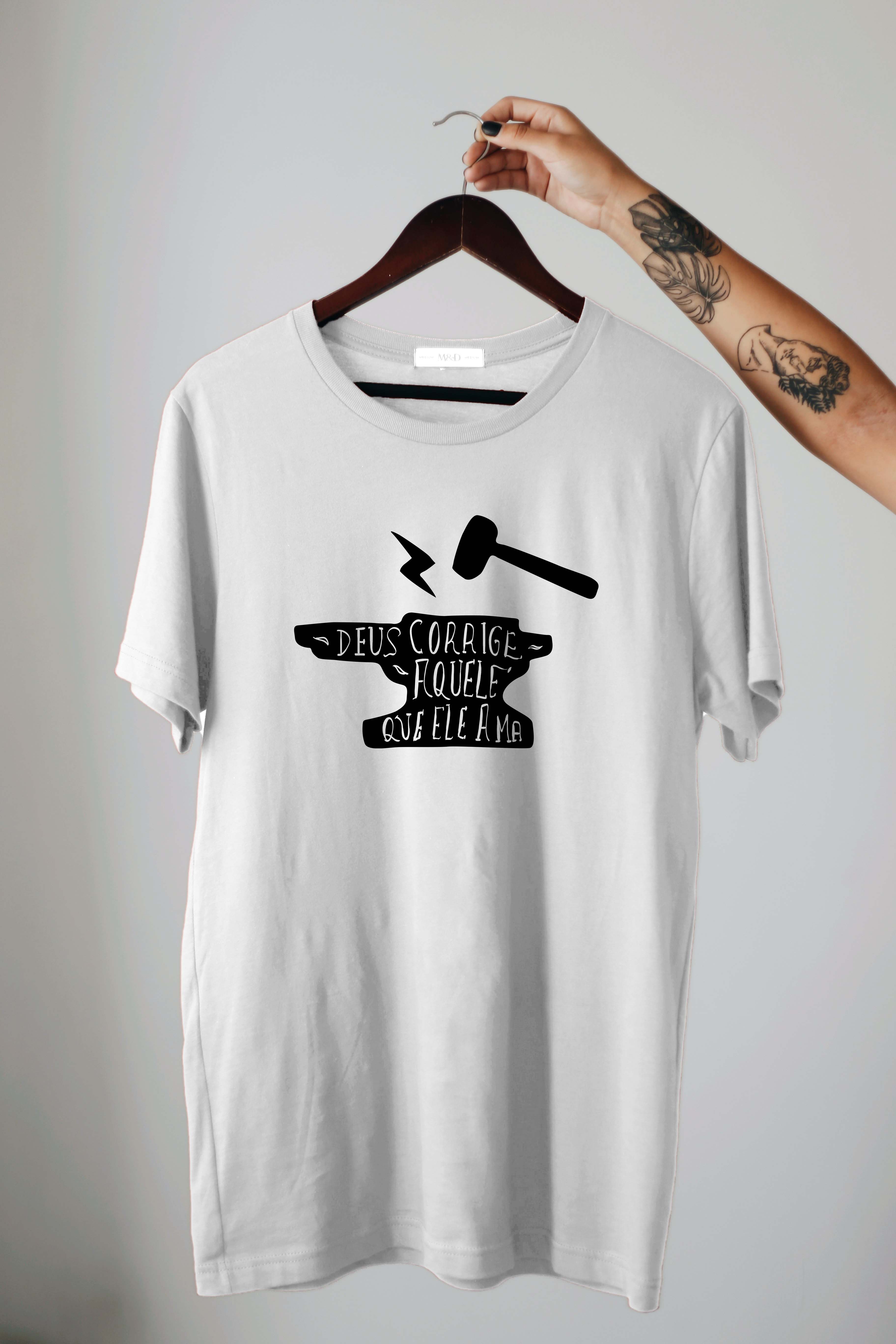 Nome do produto: Camiseta Deus Corrige