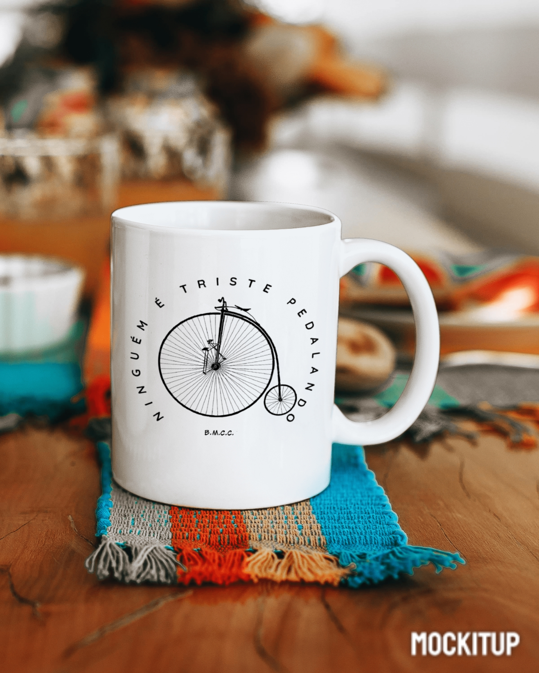 Nome do produto: Caneca Ninguém é triste pedalando