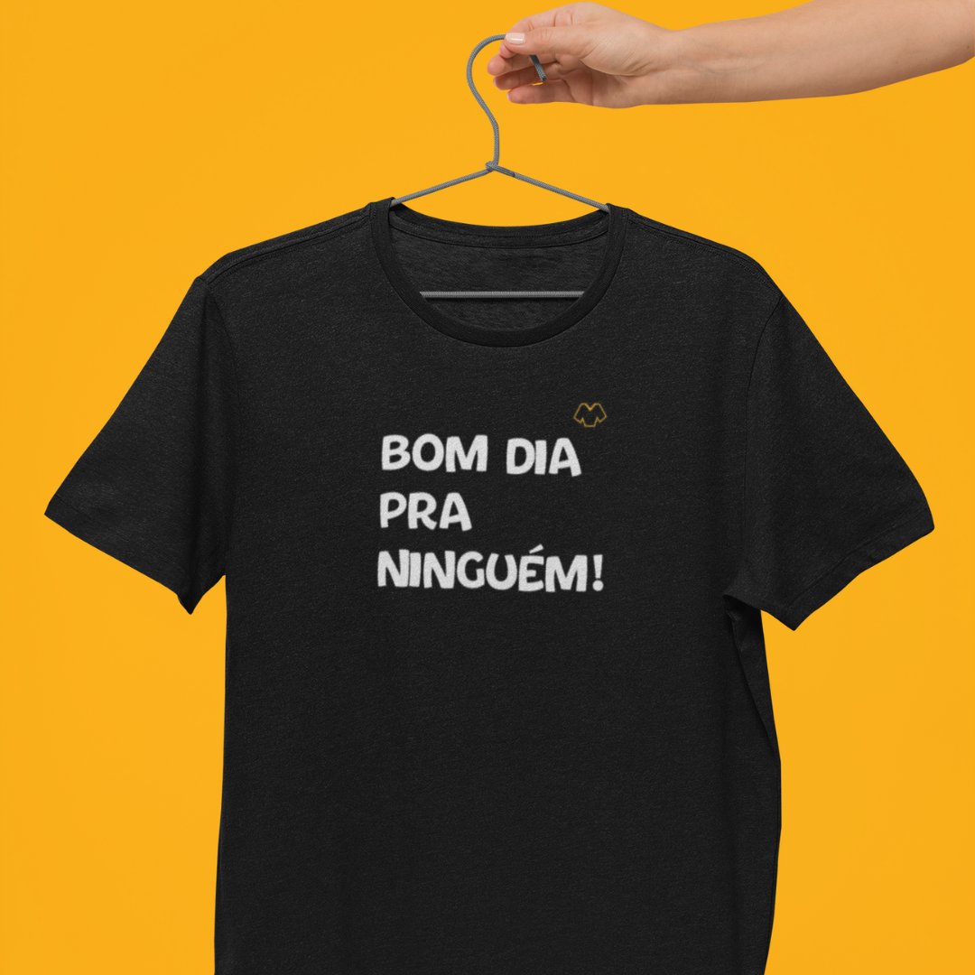 Nome do produto: T-SHIRT PRETA - BOM DIA PRA NINGUÉM