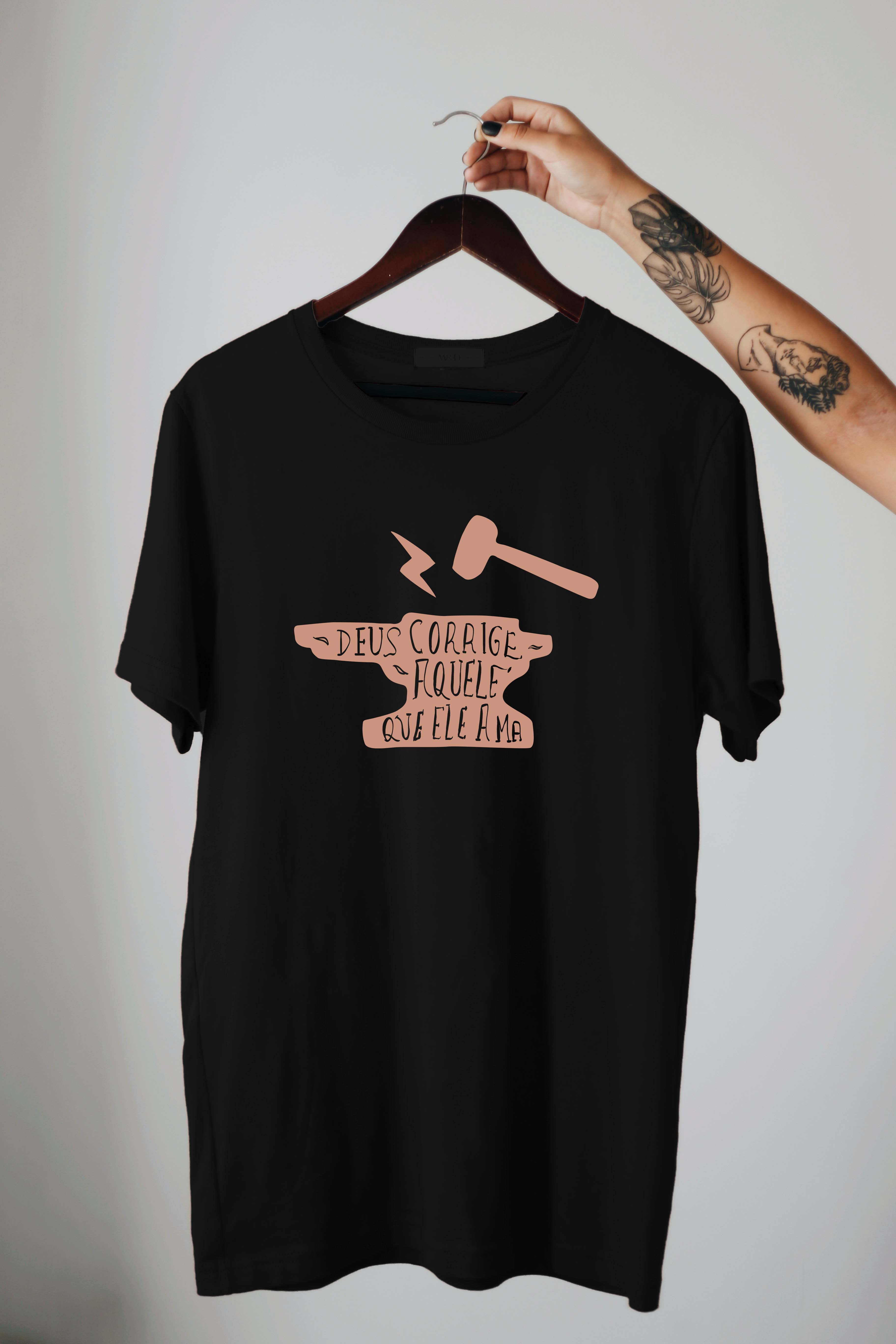 Nome do produto: Camiseta Deus Corrige