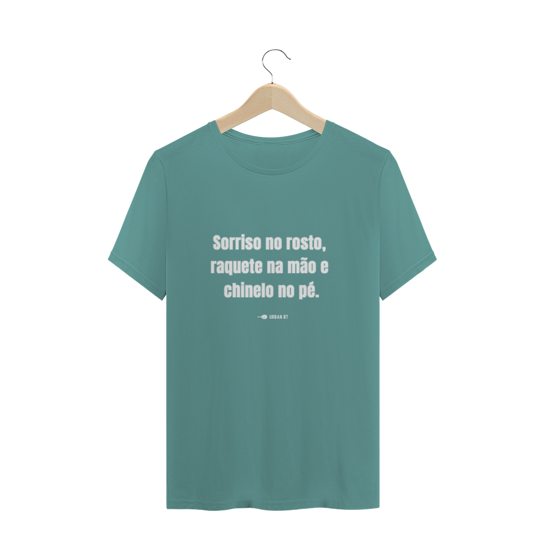 Nome do produto: Sorriso no rosto, raquete na mão e chinelo no pé.