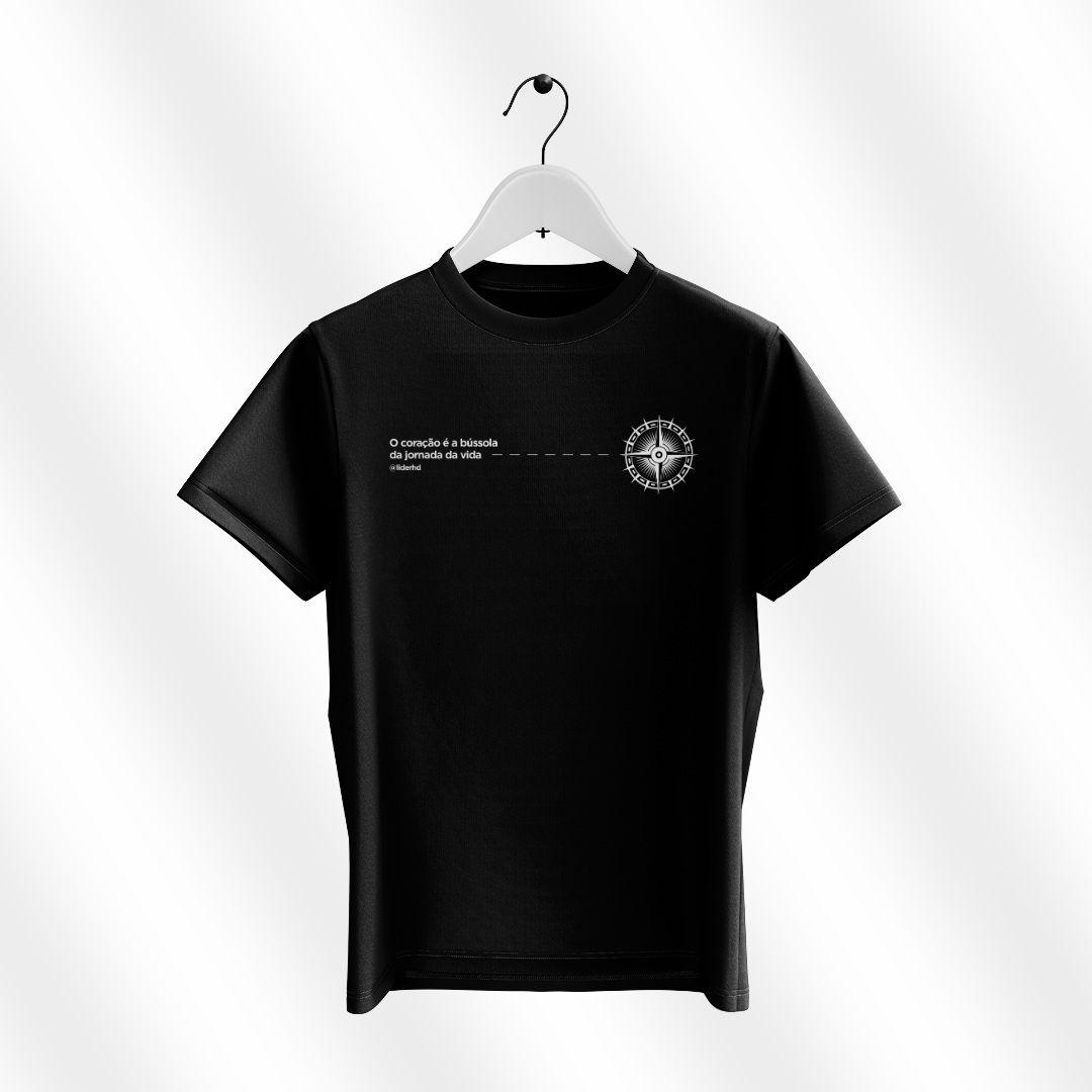 Nome do produto: Camiseta preta - O coração é a bússola