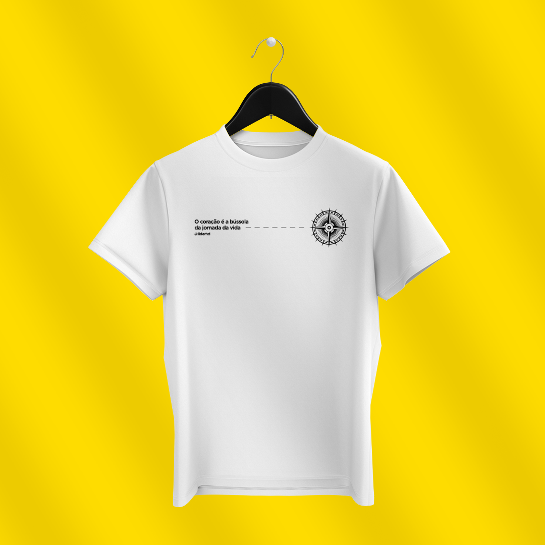 Nome do produto: Camiseta branca - O coração é a bússola