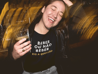 Camiseta Feminina Buteco - Beber ou não beber eis a questão