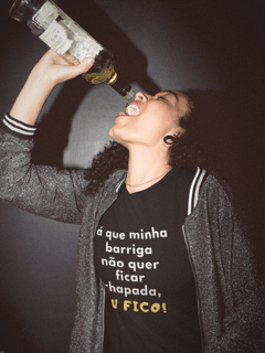 Camiseta Feminina Buteco - Já que minha barriga não quer ficar chapada, eu fico!