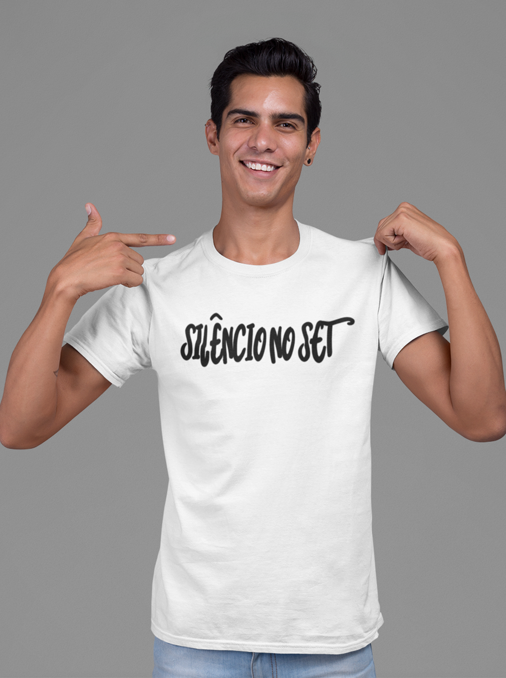 Nome do produto: Camiseta Silêncio no Set II | Branca | Cinza