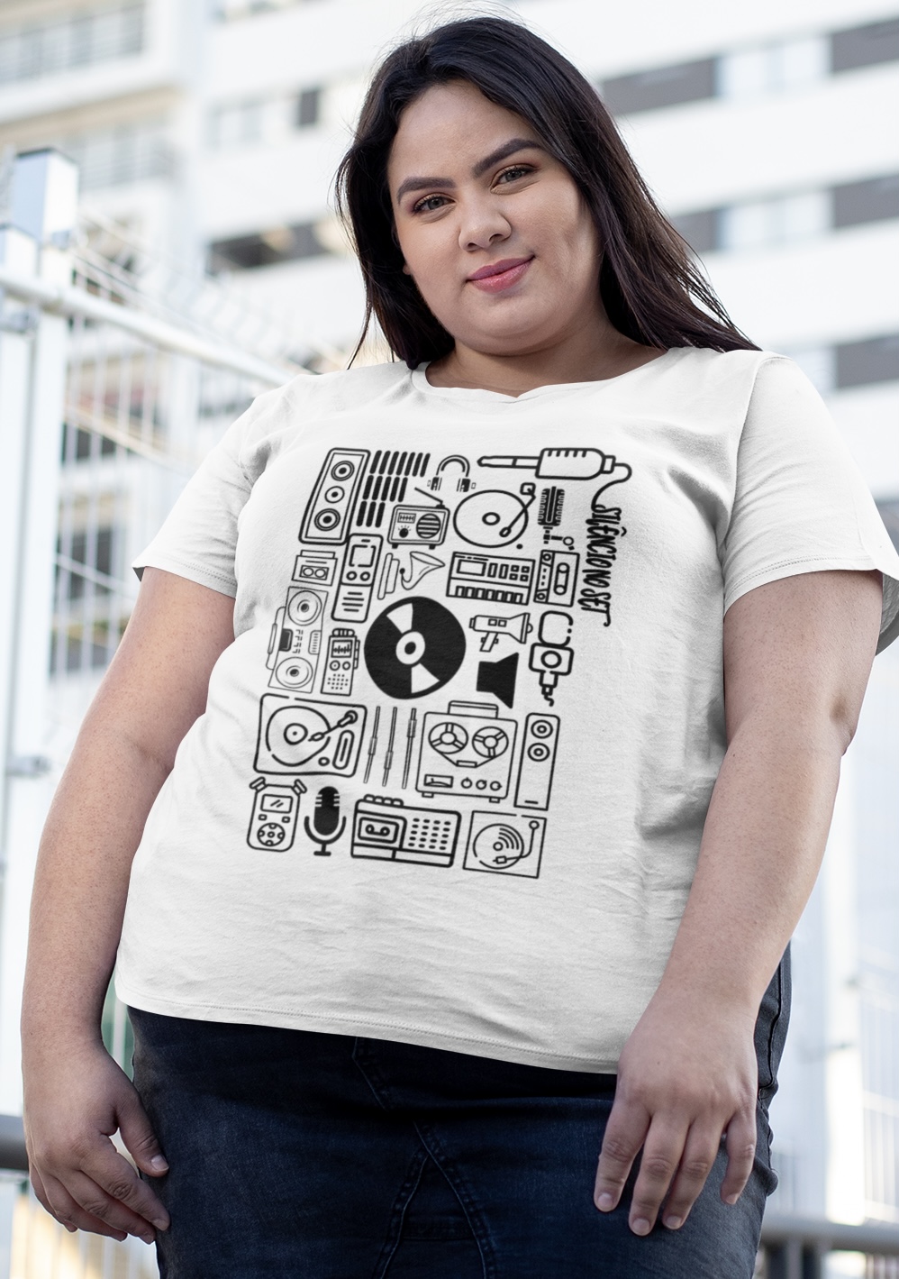Nome do produto: Camiseta Plus Size ícones | Branca | Cinza