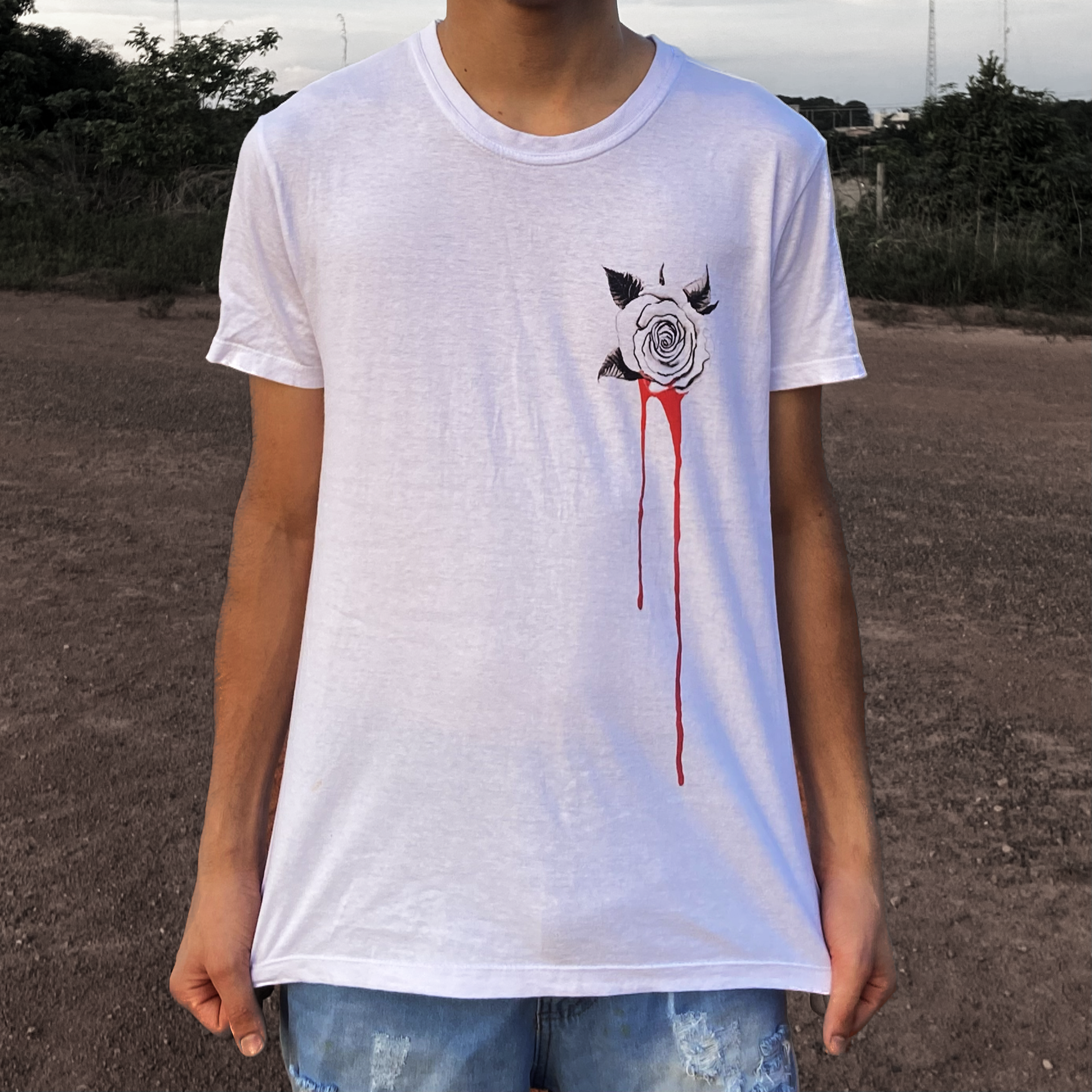 Nome do produto: Camiseta Rosa Sangrando