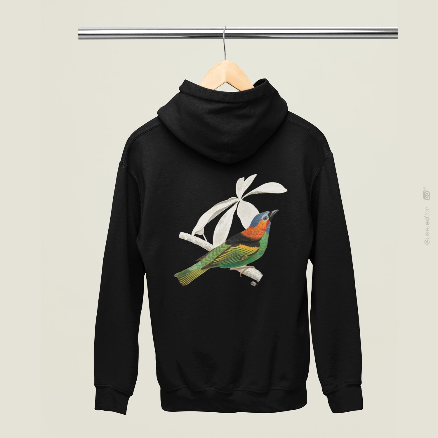 Nome do produto: Moletom Preto com Capuz e Zíper Estampa Pássaro Tangará Cyanocephala