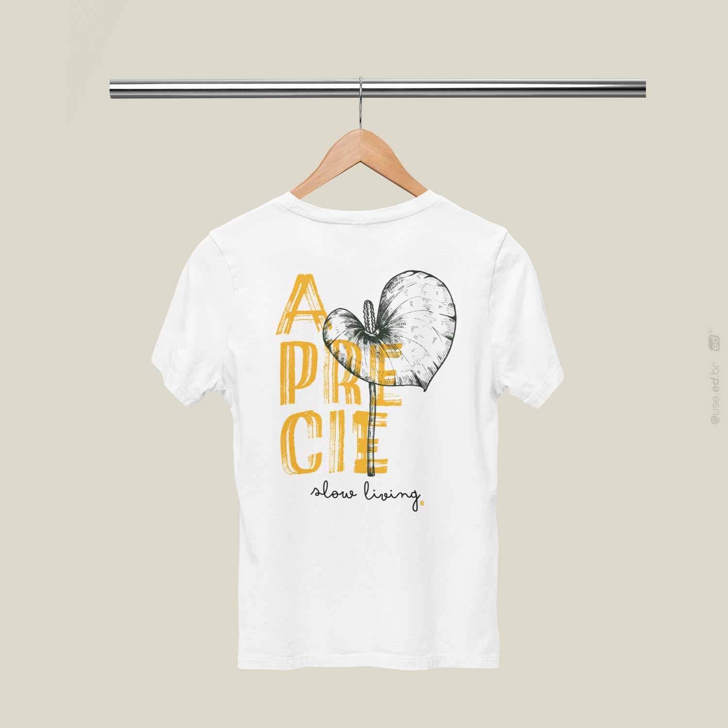Nome do produto: Aprecie - Camiseta Estampa Floral Slow Living Aprecie Branca