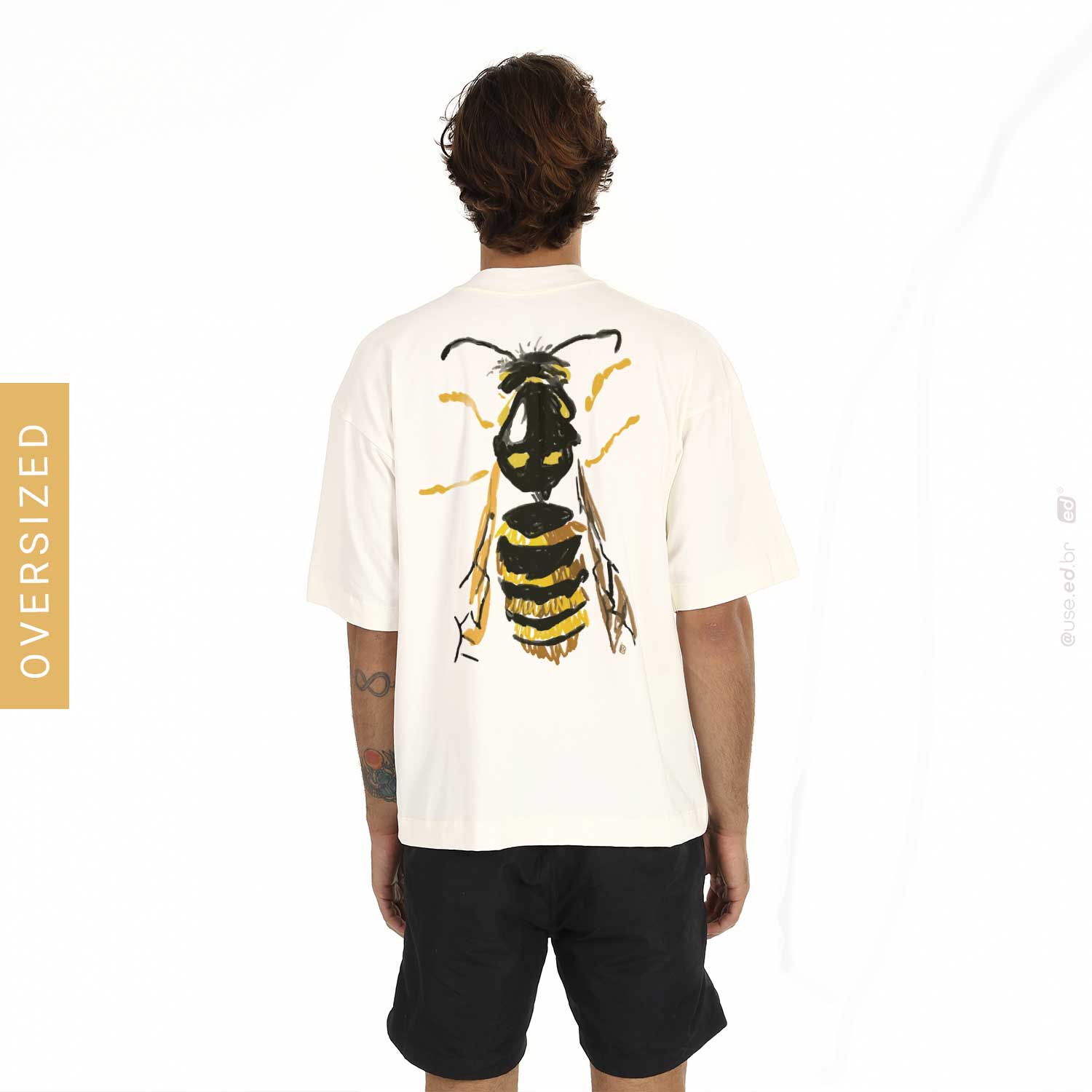 Nome do produto: Abelha - Camiseta Oversized Estampa Abelha Off White